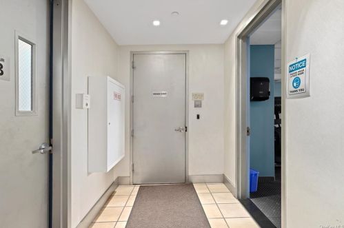 460 236th St, Bronx NY 10470-2106 exterior