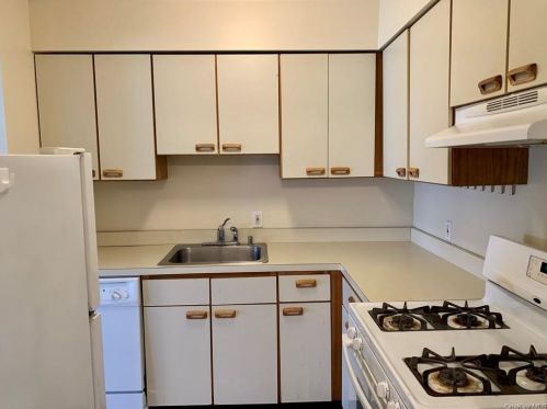 1 Ruth Ct, Middletown NY 10940-5328 exterior