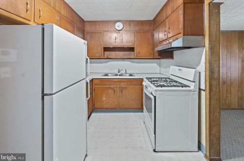 5 Fogarty Dr, Trenton NJ 08619-4320 exterior