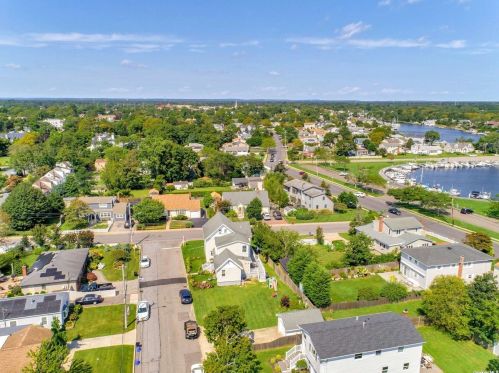 222 Cedar Ln, Babylon NY  11702-4417 exterior