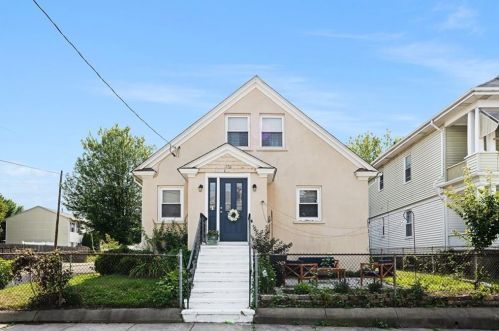 101 Leah St, Providence, RI 02908-5130