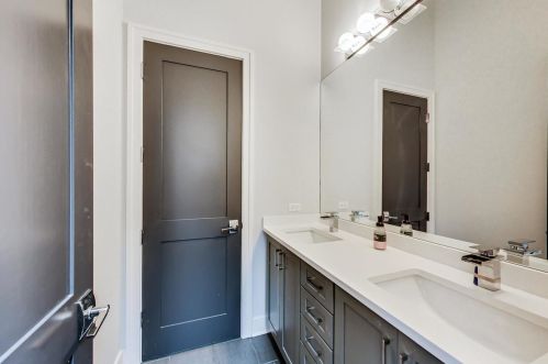 3831 Ravenswood Ave, Chicago IL 60613-2419 exterior