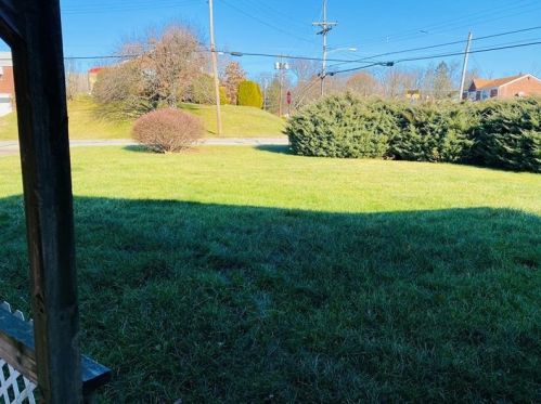 204 Lebanon Manor Dr, Pittsburgh, PA 15122-3219