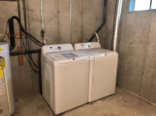 7 Oak Forest Dr, Manchester CT  06042-4903 exterior