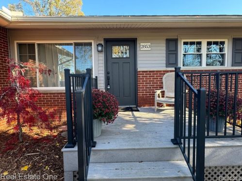 2853 Emmons Ave, Rochester MI 48307-4725 exterior