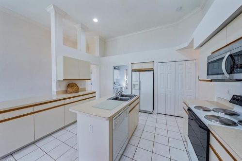 7904 Gardner Dr, Naples FL 34109-0609 exterior