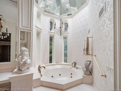 2009 Victoria Hl, Rochester MI exterior