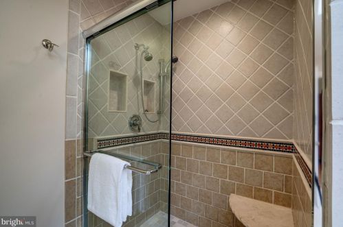 7621 Laurel Leaf Dr, Rockville MD 20854-1768 exterior