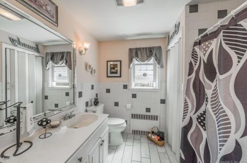 211 Frst St, Hartford CT 06118-2349 exterior