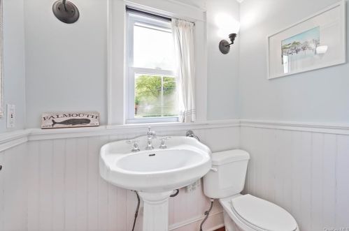 35 Wilson Ave, Valhalla NY 10595-2026 exterior