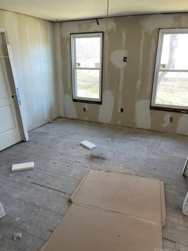 2 Bernardino Ave, Enfield CT 06082-1842 exterior