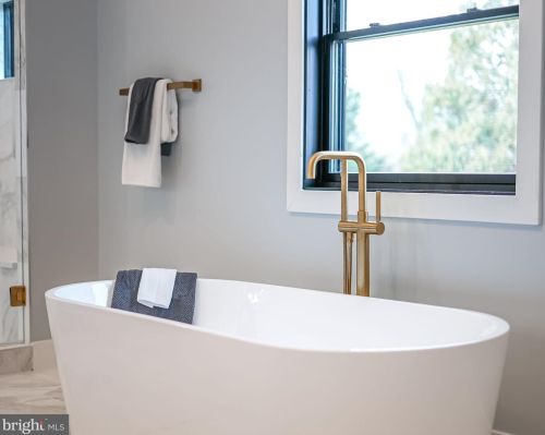 1422 Mayflower Dr, Mc Lean VA 22101-5615 exterior