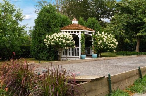 31 Bowery St, Middletown RI 02840-3560 exterior