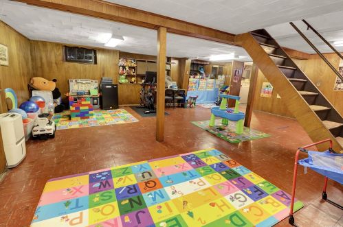 8 Birchwood Dr, Valley Stream NY 11580-1908 exterior