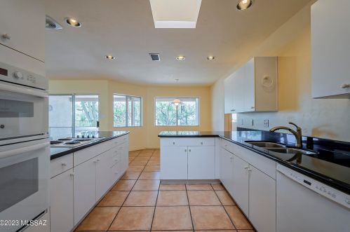 5860 Swan Rd, Tucson AZ 85718-5433 exterior