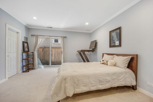 1905 Grace St, Chicago IL 60613-2901 exterior