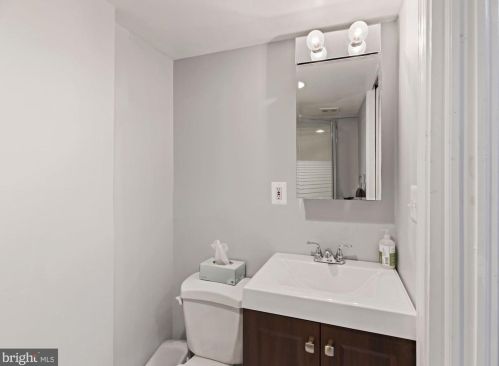 1712 Oakcrest Dr, Alexandria VA 22302-2336 exterior