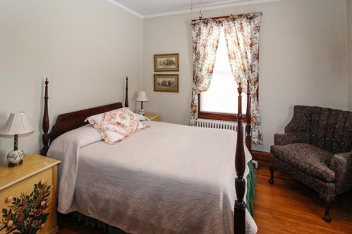 135 Gibbs Ave, Middletown RI 02840-2258 exterior