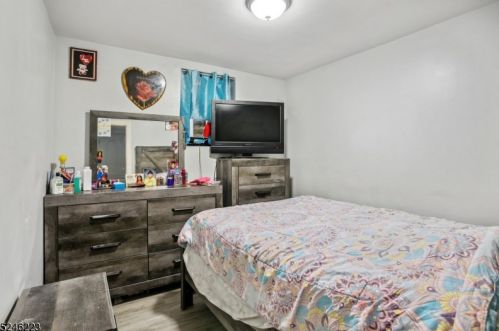 20 Grv Ter, Irvington NJ 07111-2722 exterior