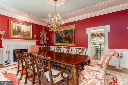 1250 Daleview Dr, Mc Lean VA 22102-1538 exterior