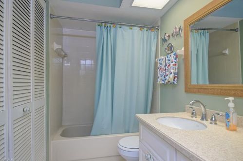 400 Fox Haven Dr, Naples FL 34104-5105 exterior