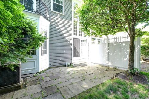 520 Main St, Ridgefield CT  06877-3833 exterior