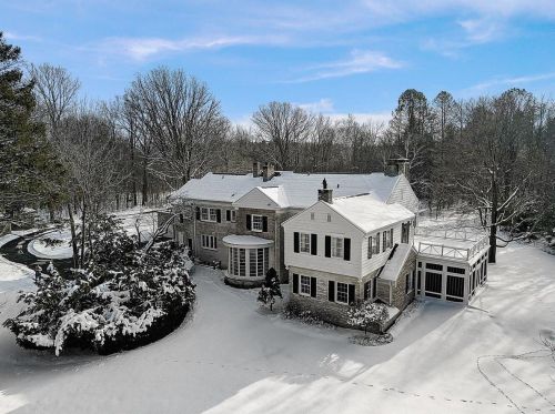 8415 Pelican Ln, Milwaukee WI 53217-2060 exterior