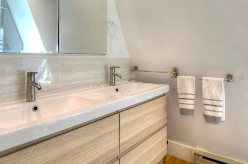 162 Rhode Is Ave, Middletown RI 02840-2761 exterior