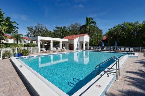 589 Beachwalk Cir, Naples FL 34108-8781 exterior