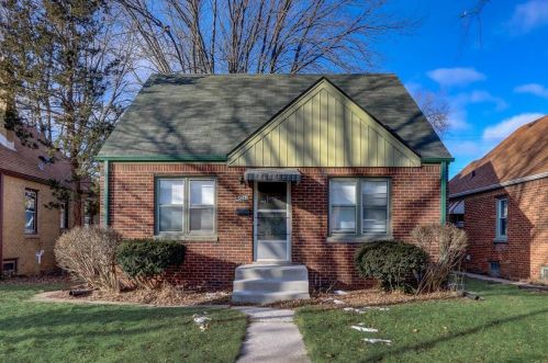 4241 49th St, Milwaukee, WI 53216-1307