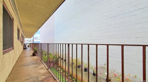 1116 Isenberg St, Honolulu HI 96826-2920 exterior