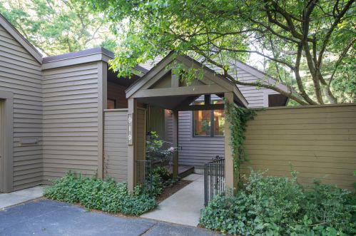 919 Essex Cir, Kalamazoo, MI 49008-2378