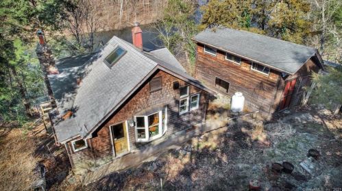 593 Roosevelt Dr, Seymour CT 06478-1739 exterior