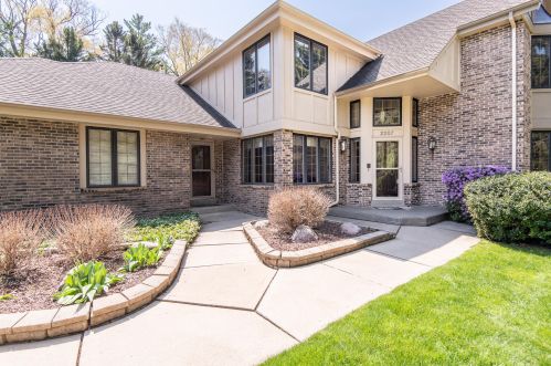 2207 Kenboern Dr, Milwaukee, WI 53209-1800