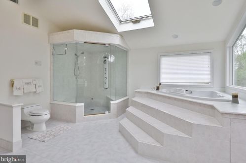 2076 Packard Ave, Huntingdon Valley PA 19006-6418 exterior