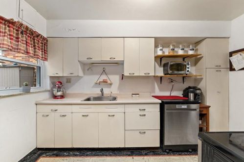 1769 Bower Hill Rd, Pittsburgh PA 15243-1508 exterior