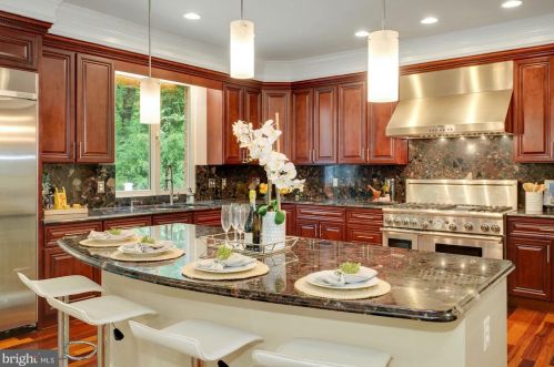 8505 Carlynn Dr, Bethesda MD 20817-4310 exterior