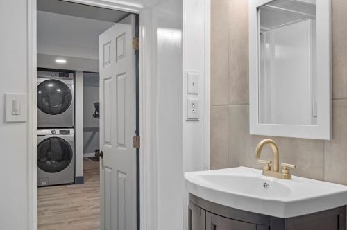 109 Rhodes Ave, Pittsburgh PA  15220-2615 exterior