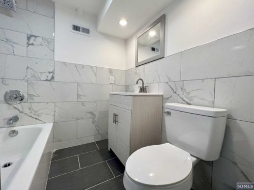 683 Ctr Ave, River Edge NJ 07661-2409 exterior