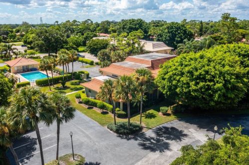 4611 Kittiwake Ct, Boynton Beach FL 33436-5228 exterior