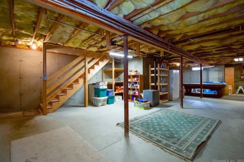 51 Berrios Hl Rd, Windsor CT 06095-1003 exterior