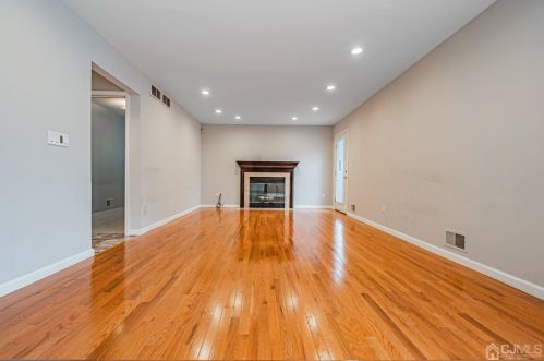 6 Sarah Ct, Edison NJ 08817-2288 exterior