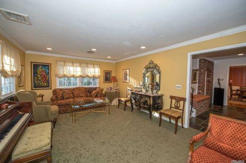 7 Ryder Ct, Huntington Station NY 11746-6142 exterior