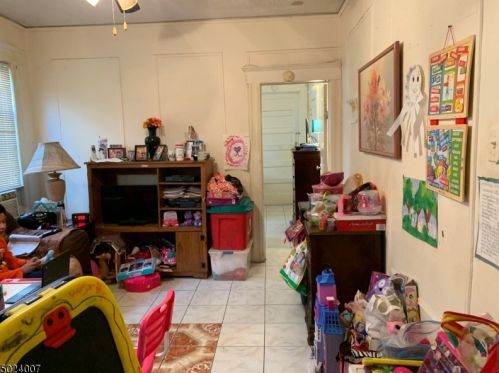 27 Kling St, Town Center NJ 07052-5510 exterior