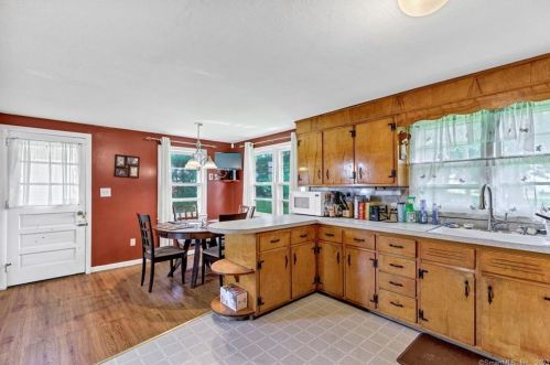 104 Fairview St, Milford CT 06460-4128 exterior