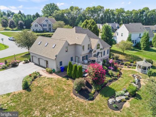 300 Country Mdw Dr, Lancaster PA 17602-1481 exterior