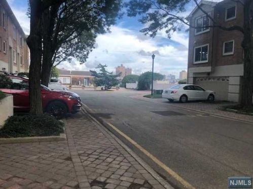 11 Grand Cove Way, Edgewater NJ 07020-7220 exterior