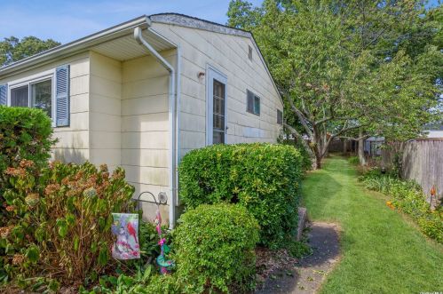 218 Fruitwood Ln, Central Islip NY 11722-2502 exterior