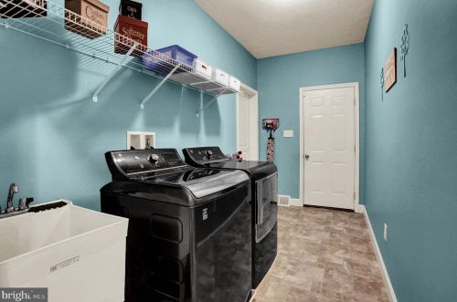 296 Friendly Dr, Hanover PA 17331 exterior