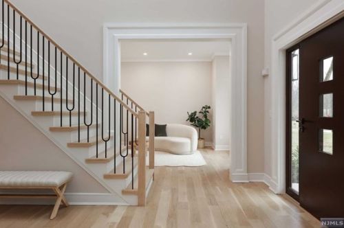 69 Grandview Ave, Upper Saddle River NJ 07458-2127 exterior